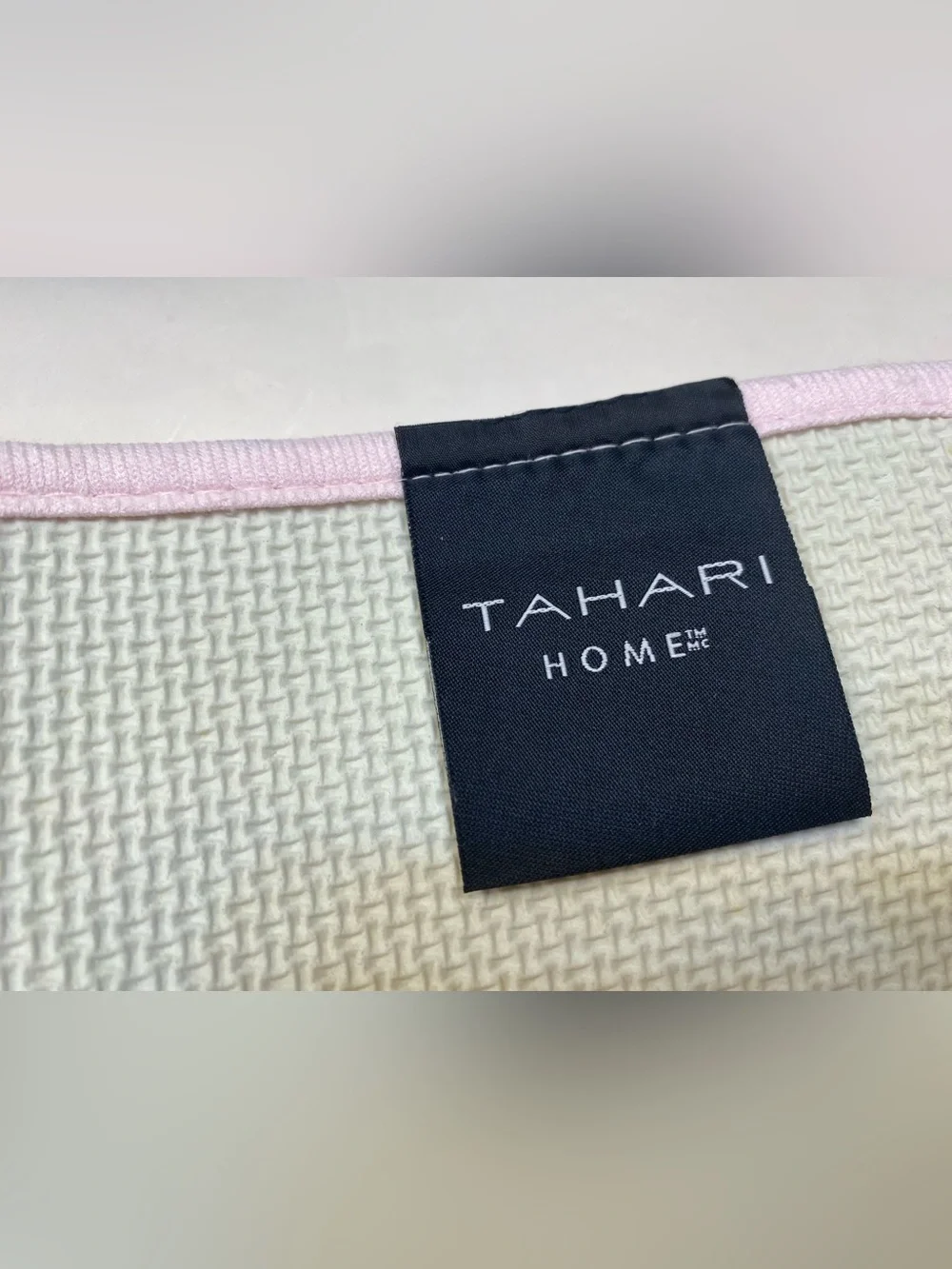 TAHARI ❤️So soft Bow pattern Bath Rug Baby Pink /White 17x24”New